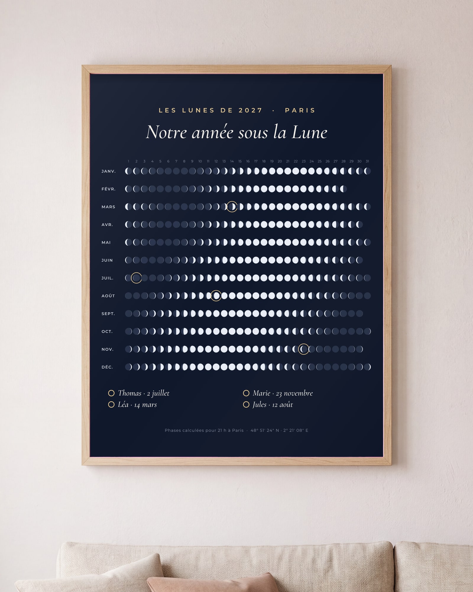 Calendrier lunaire 2027 personnalisé : les 365 lunes de l’année à Paris, anniversaires de la famille entourés d’or, cadre en bois